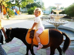 «Детский праздник с милой пони» с выездом в любую точку Красноярска от конного клуба «Новая заря» со скидкой 55%
